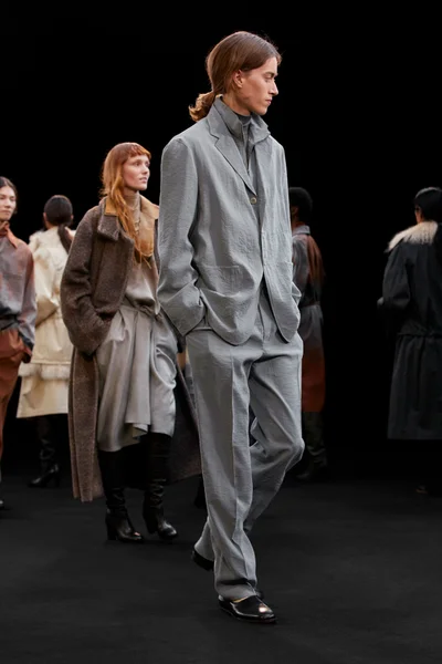 Look 48